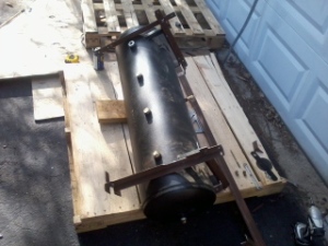 Building supports for the air tank